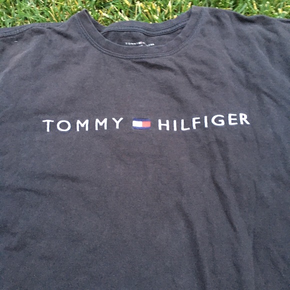 Vintage black 90s Tommy Hilfiger swag T-shirt - Picture 2 of 6
